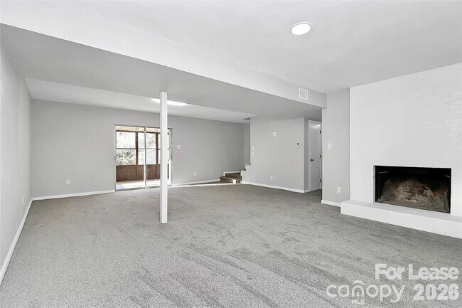 Building Photo - 526 Julia Ave