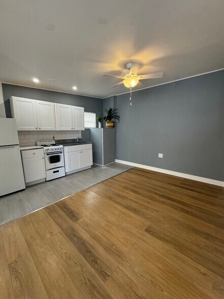 FULL KITCHEN - 2210 Thomas St