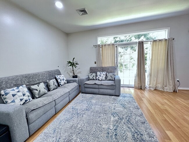 Building Photo - 42 Evergreen Cir