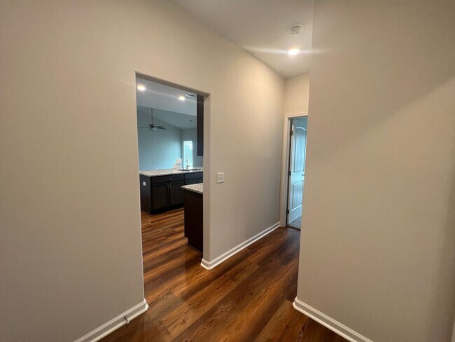 Building Photo - 5 bedroom, 3 bath home in Savannah, near I-16