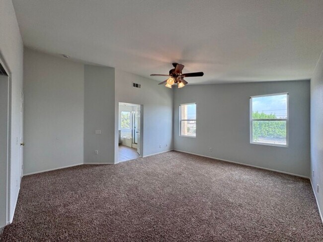 Building Photo - Spacious 4 Bedroom Home with a loft AND bo...