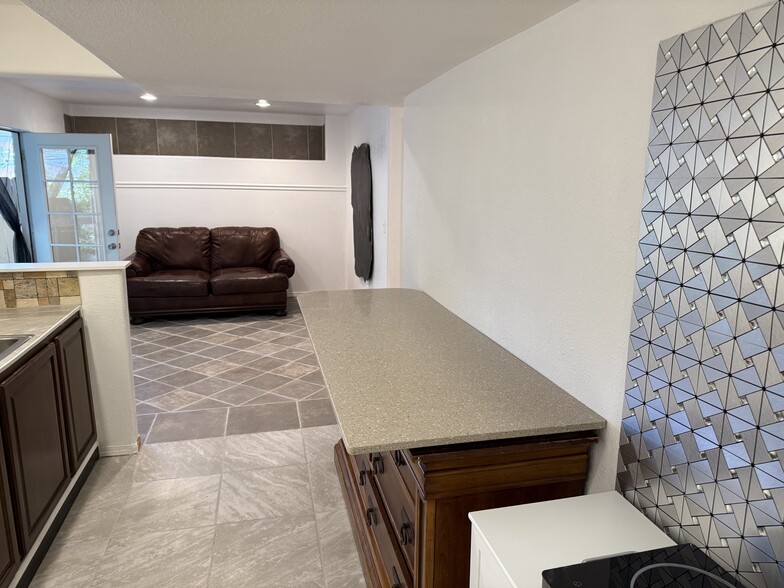 Building Photo - 6085 Fescue Dr