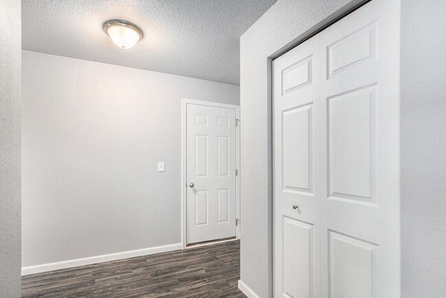 Building Photo - 475 Oak View Dr