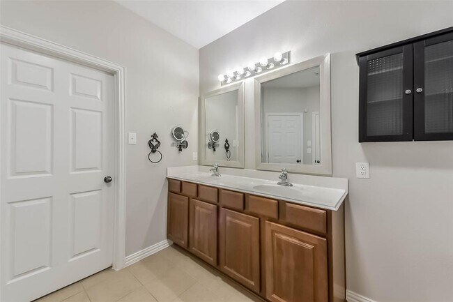 Building Photo - 2812 Chinaberry Park Ln