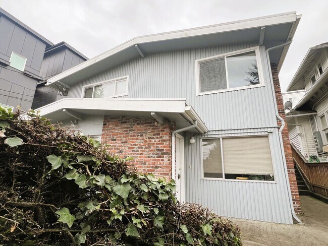 Building Photo - Charming 2 bedroom in Queen Anne!