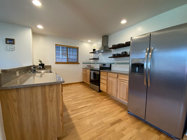 Primary Photo - 3143 Cattail St