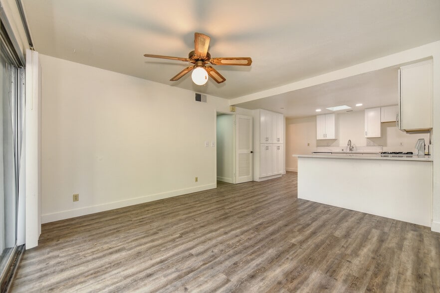 Building Photo - 527 Scripps Dr