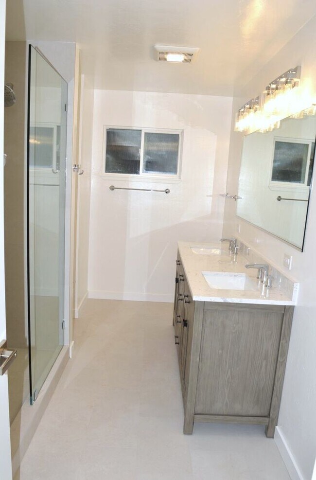 Building Photo - Crest23-25