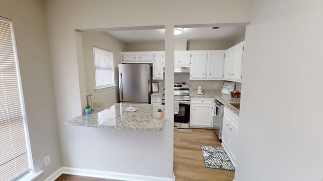Building Photo - Updated 3/2 with Granite Counters and Stai...