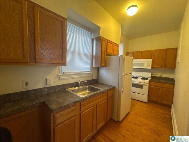 Building Photo - 636 N New St