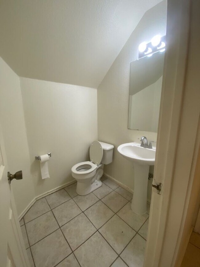 Building Photo - 3 Bed 3.5 Bath Duplex on TXST Bus Route!