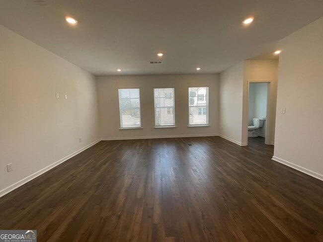 Building Photo - 5716 Plaza Dr SE