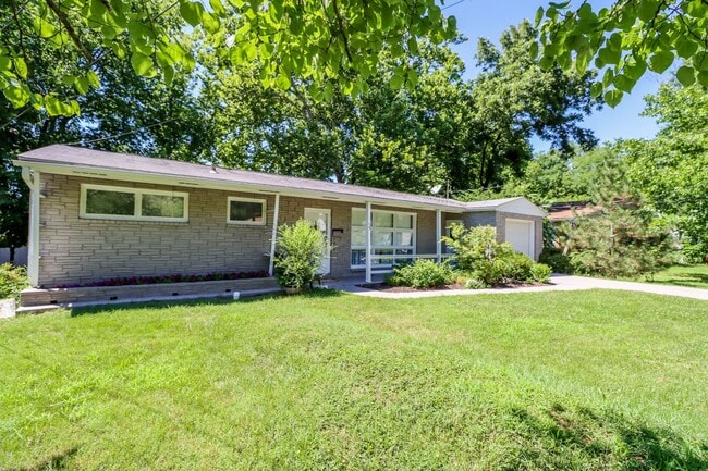 Building Photo - Immaculate Centrally located home!