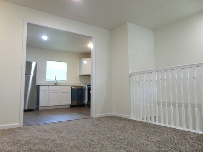 Building Photo - Newly Remodeled 4 Bed 2 Bath Duplex!