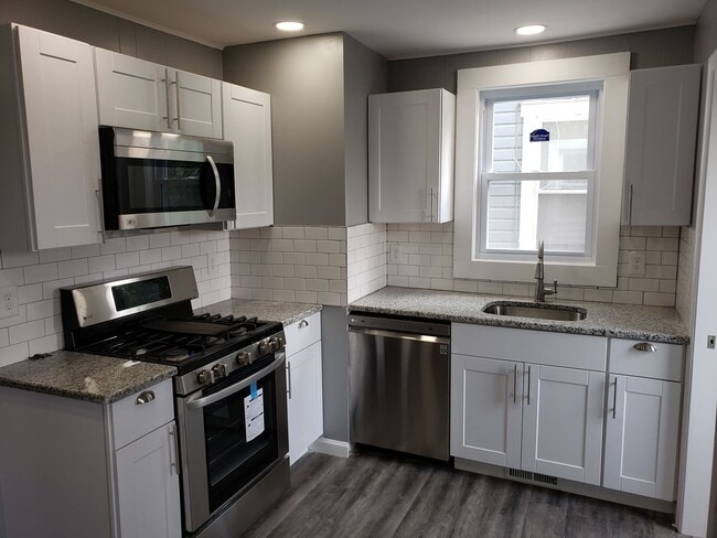 Primary Photo - End row home with stainless appliances, wa...