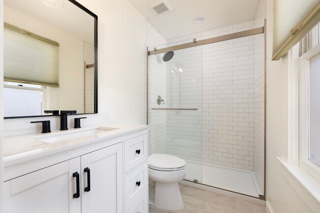 Building Photo - 3 Bed/2 Bath + Office Den - Downtown Santa Barbara