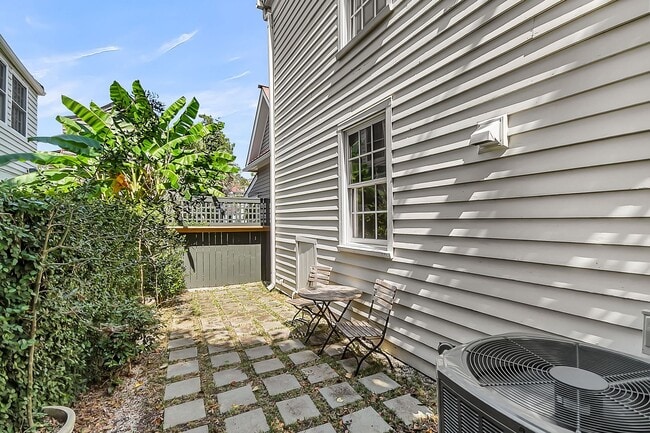 Building Photo - 3 Bedroom 2.5 Bath House in the hip Elliot...