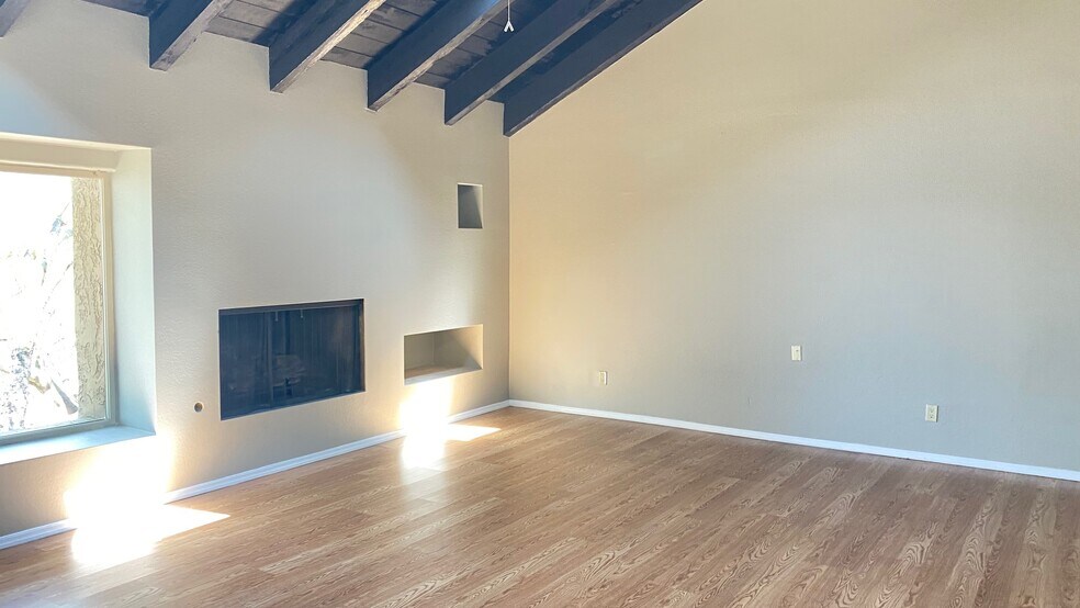 Building Photo - 700 E Placita Leslie