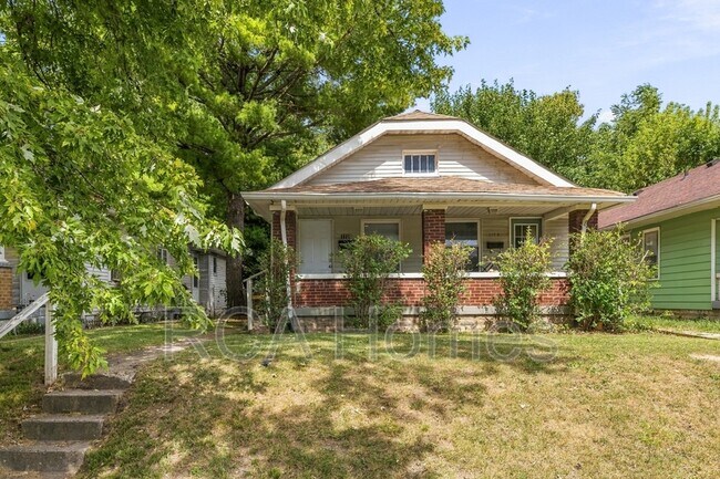Building Photo - 1126 E Bradbury Ave