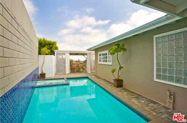 Building Photo - 2050 Linda Flora Dr