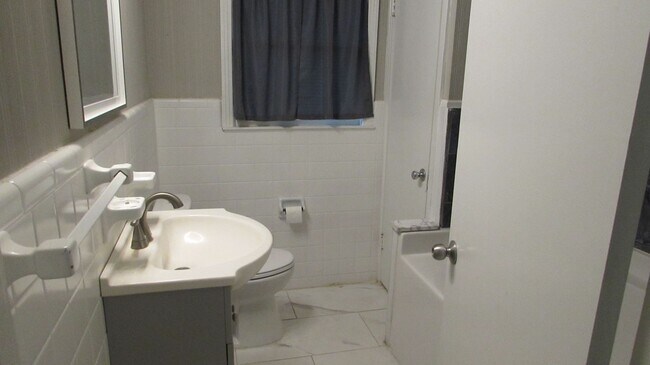Building Photo - NEWLY REMODELED 3 BEDROOM 2 BATH