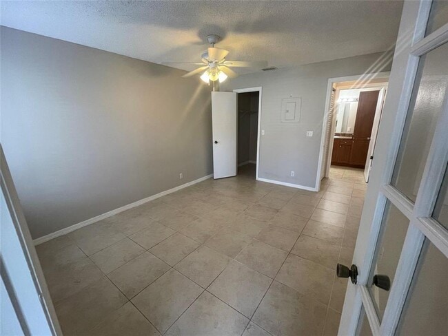 Building Photo - 3350 Pinewalk Dr N