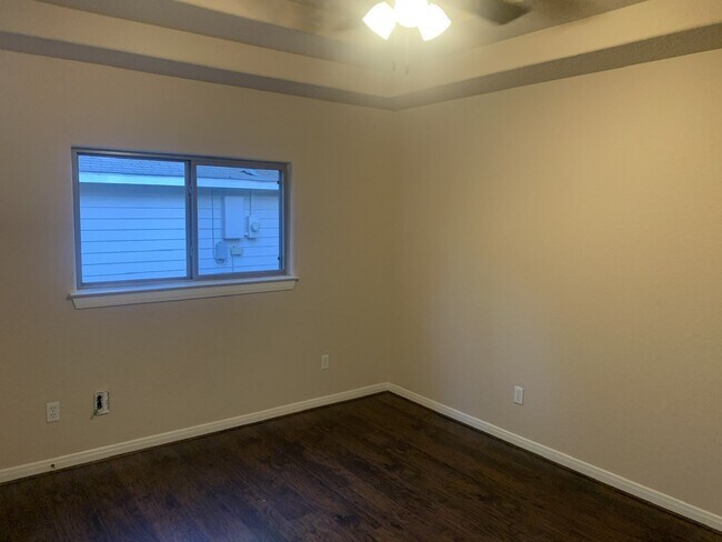 Building Photo - 10855 Royal Pines Dr