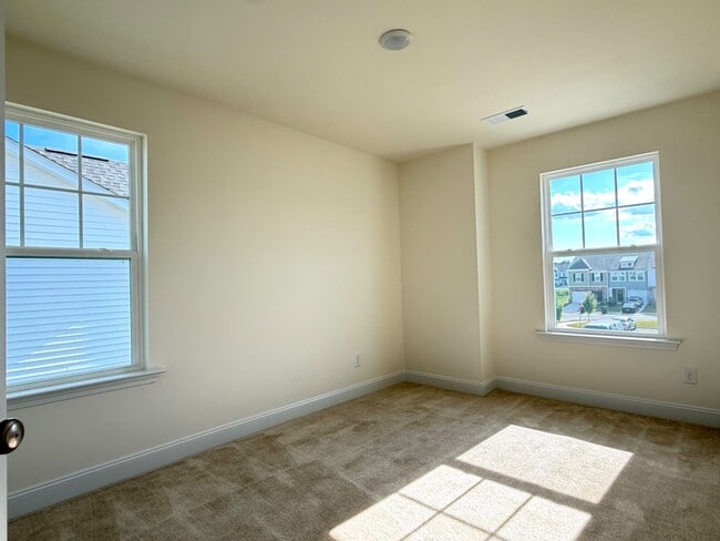 Building Photo - 3 Bedroom End unit Townhome Double Driveway - Lots of Natural Light