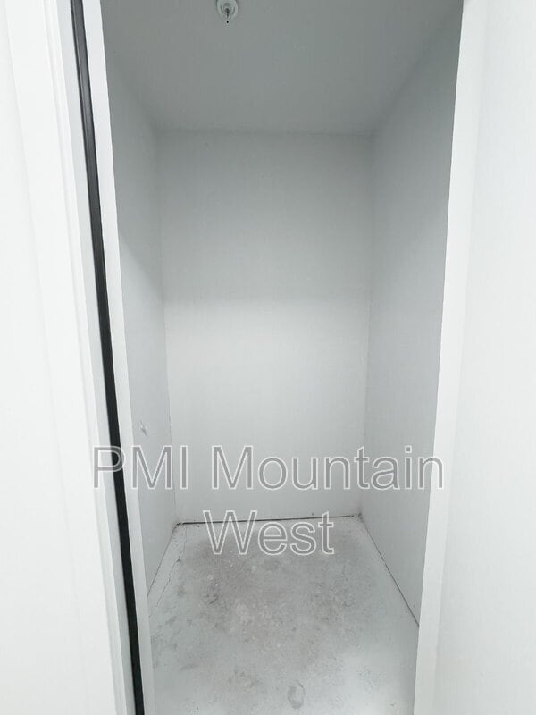 Building Photo - 1032 E 400 S