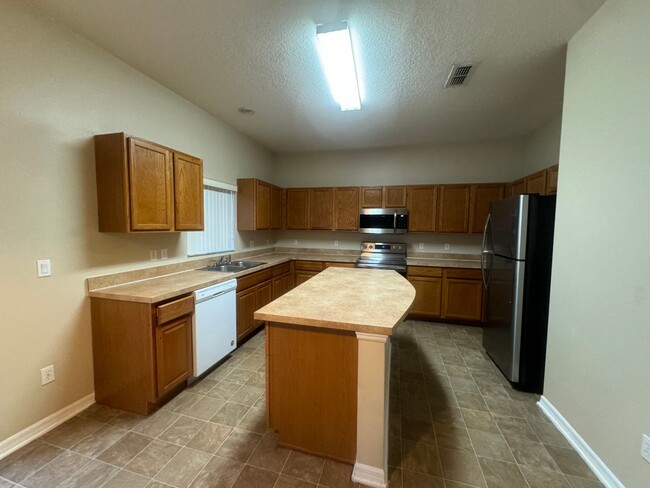 Building Photo - Spacious 3 bedroom, 3 bath, 3 car garage h...