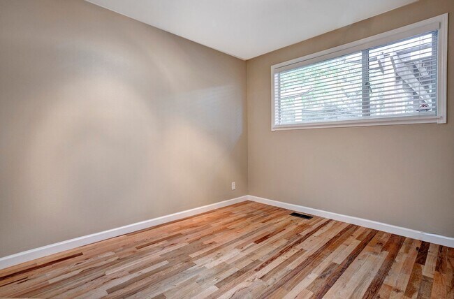 Building Photo - 5bd/2.75ba Shoreline House