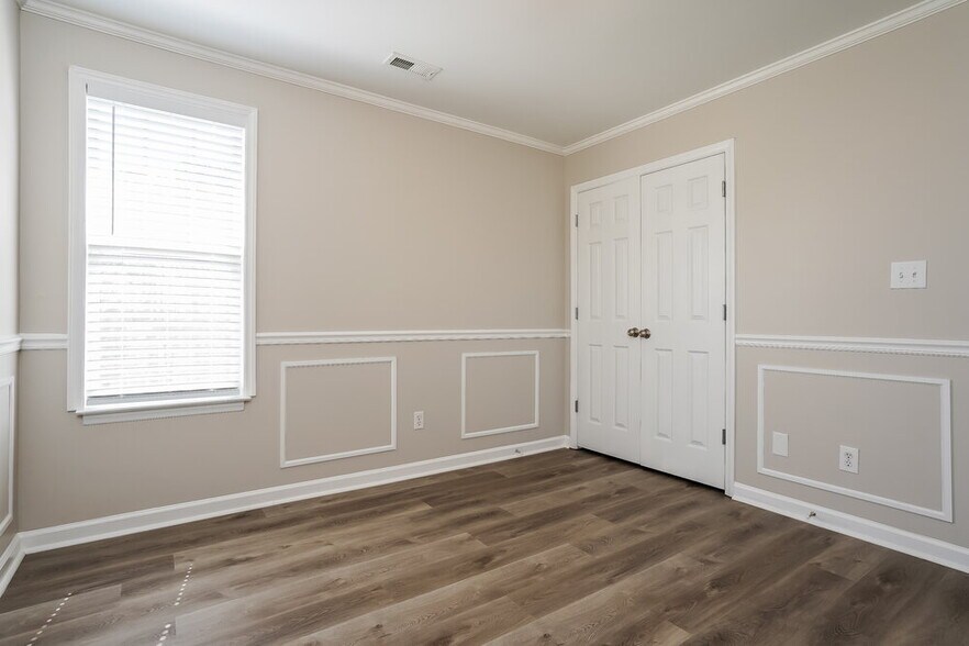 Building Photo - 2165 Southfort Dr