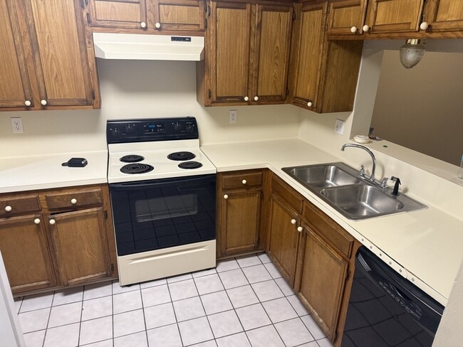 Building Photo - 820 Meadow Glen Ave