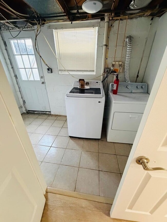 Building Photo - 3 Bedroom Townhome