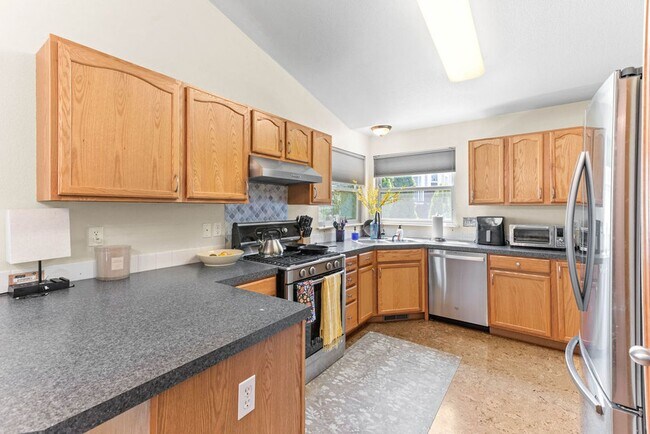 Building Photo - 5 Bedroom Ranch Available in Maple Hill