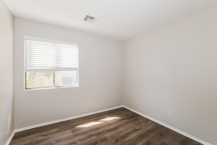 Building Photo - 10633 W Pima St