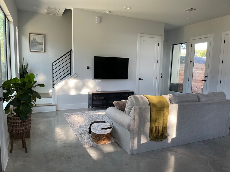 Building Photo - 1804 E 14th St