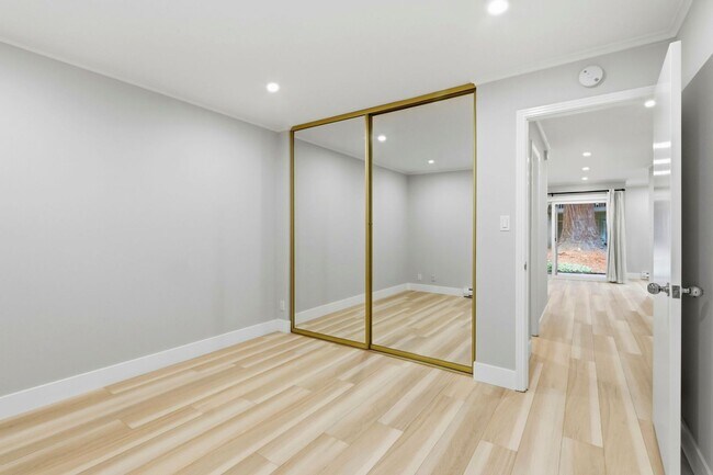 Building Photo - Move-In Ready 2 Bedroom/1 Bathroom Condo in The Heart of Mountain View!