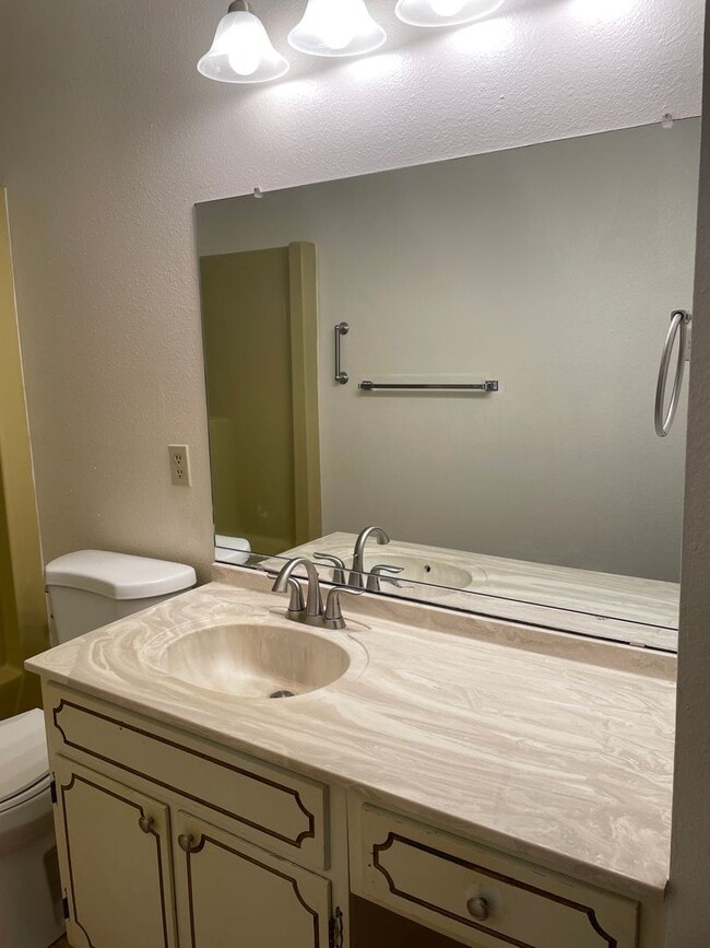 Building Photo - 2 Bed / 2 Bath Duplex with Garage & Private Yard – Great Location!