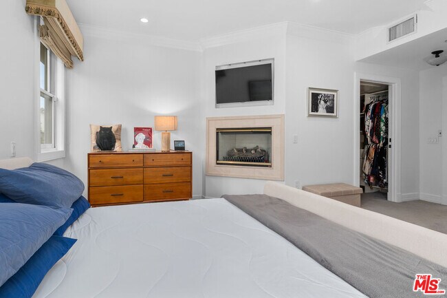 Building Photo - 411 N Oakhurst Dr