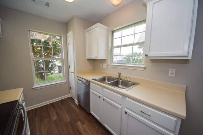 Building Photo - UPDATED and cute 2 bed 2 bath home.