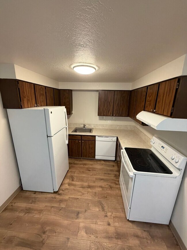 Building Photo - Charming 2 Bedroom Duplex With Fenced Yard In Quiet Neighborhood!
