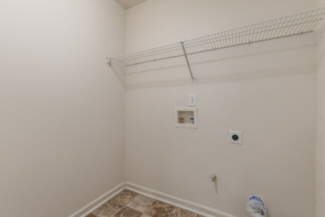 Building Photo - Spacious 4 bedroom 2.5 bath