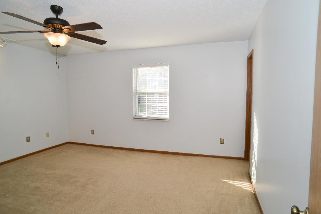 Master bedroom 15' x 15'' - 152 Villa Dr