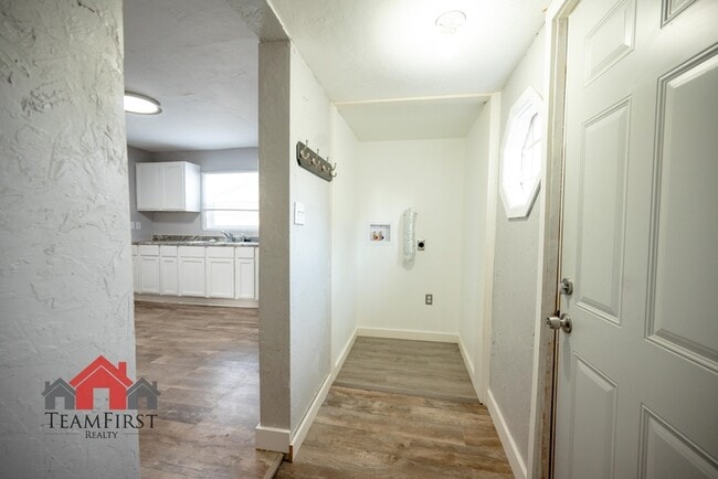 Building Photo - 505 Racine St