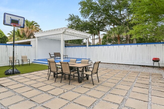 Building Photo - Fresh and elegant 5 Bedroom ONE BLOCK from...