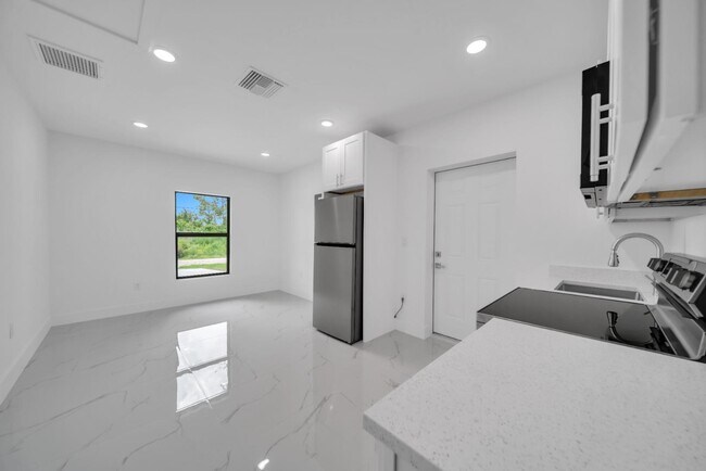 Building Photo - 2413 Quentin Ave S