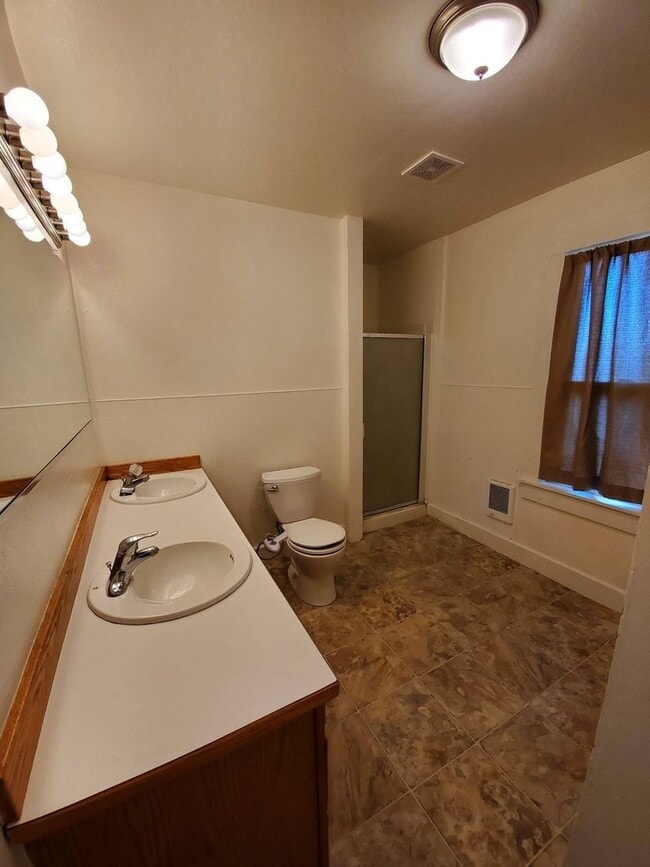 Building Photo - 3 Bedroom Home