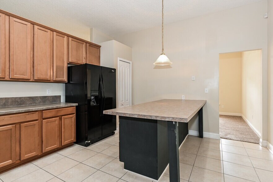 Building Photo - 612 Martin Lakes Dr E