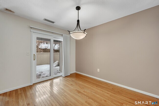 Building Photo - 17 Maple Ln